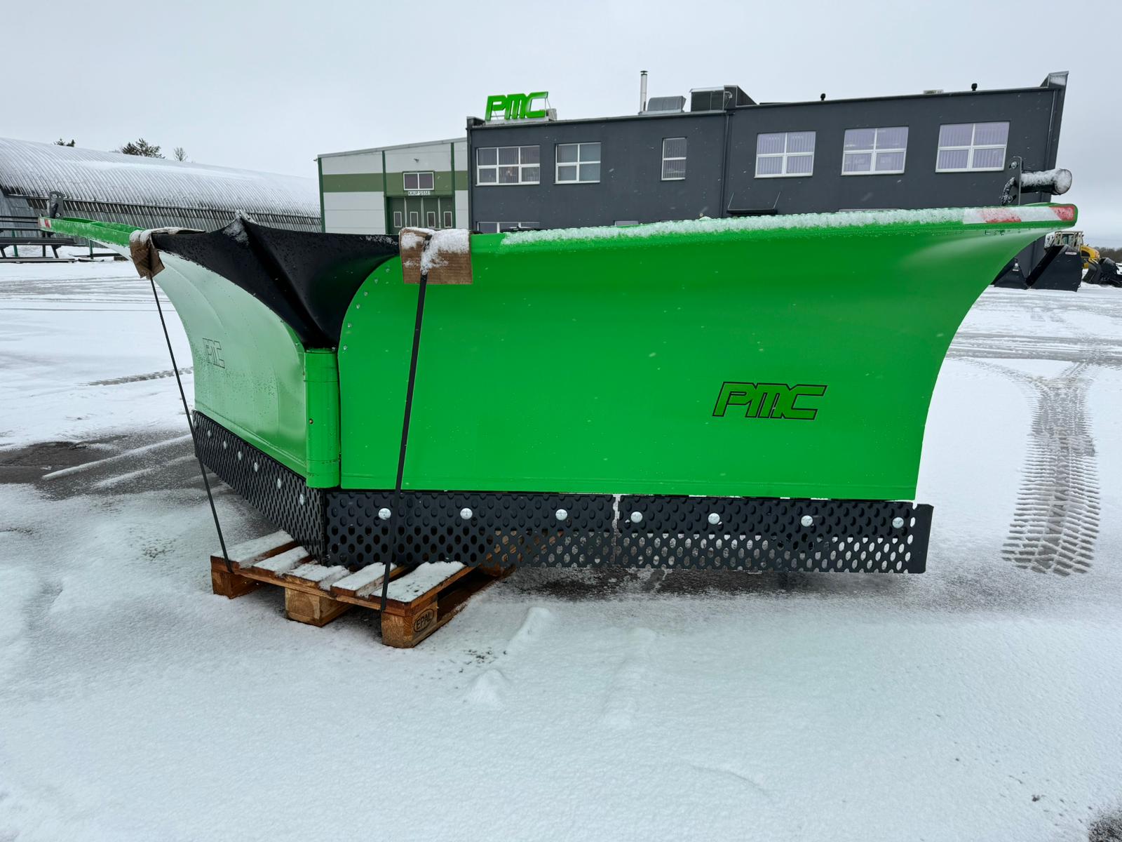 vikplog 4000 mm på pall framifrån